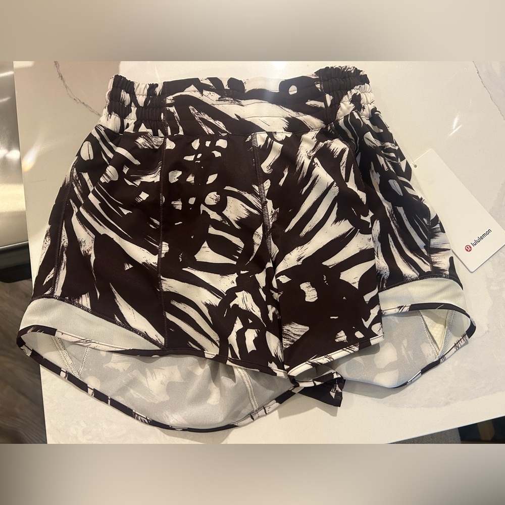 Lululemon hotty hot high rise 4” ladies short size 4